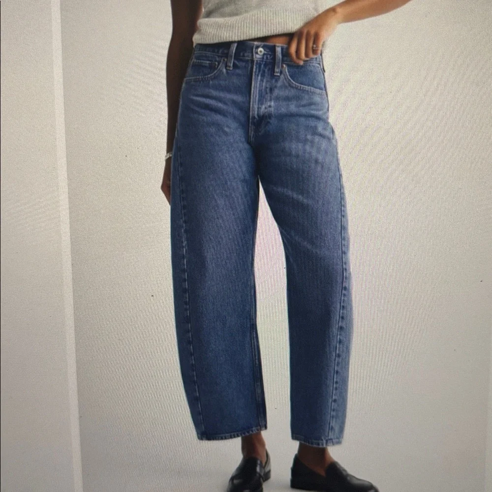 Abercrombie & Fitch Curve love Mid Rise Barrel Jean - Picture 2 of 9